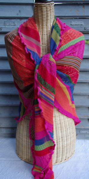 Invero Dreiecktuck Kyra karneval um die Schultern gelegt und geknotet auf Kleiderpuppe